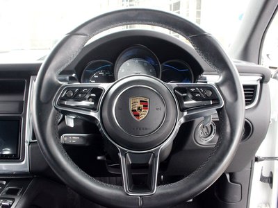 PORSCHE MACAN - 3