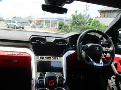LAMBORGHINI URUS - 3