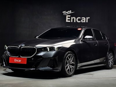 2025 BMW 5 SERIES photo 1