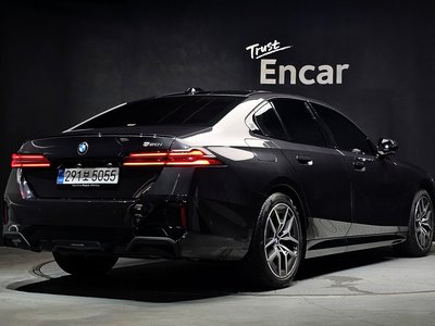 2025 BMW 5 SERIES photo 3