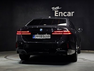 2025 BMW 5 SERIES photo 4