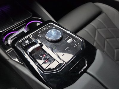 2025 BMW 5 SERIES thumbnail 12