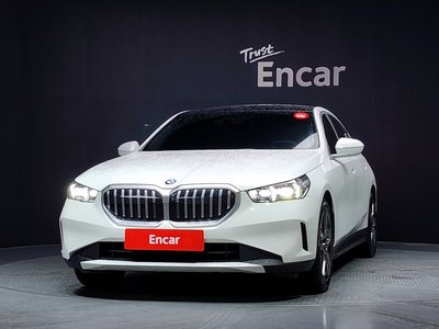2025 BMW 5 SERIES 照片 2