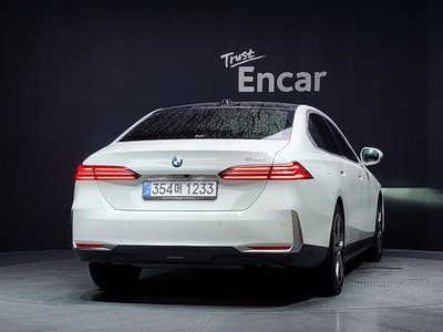 2025 BMW 5 SERIES 照片 3