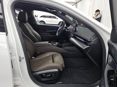 2025 BMW 5 SERIES — миниатюра 17