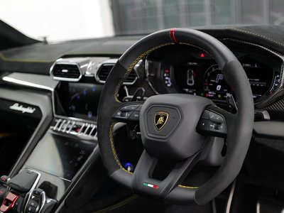 LAMBORGHINI URUS - 4