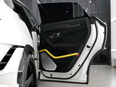 LAMBORGHINI URUS - 6