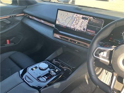 صورة مصغرة 33 لـ 2025 BMW 5 SERIES