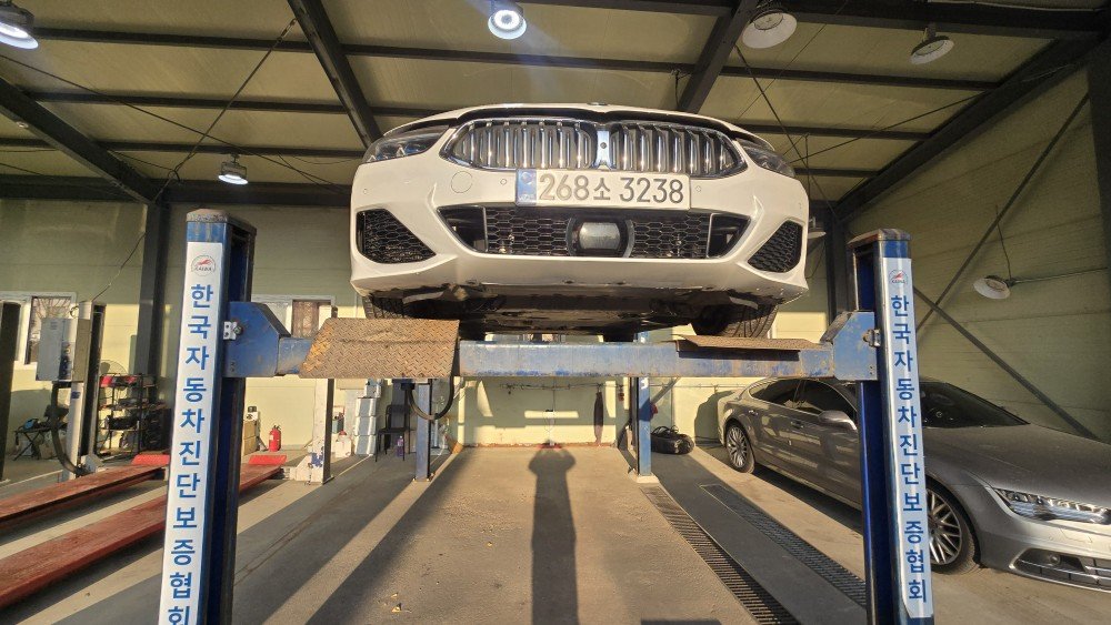 BMW 8 SERIES - View 1