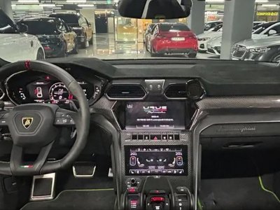 2023 Lamborghini URUS photo 5