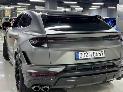 2023 Lamborghini URUS photo 3