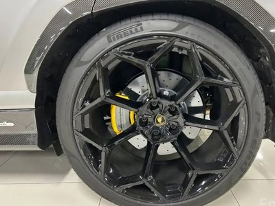 2023 Lamborghini URUS photo 4