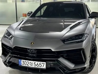 2023 Lamborghini URUS photo 1