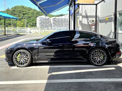 PORSCHE PANAMERA - 3
