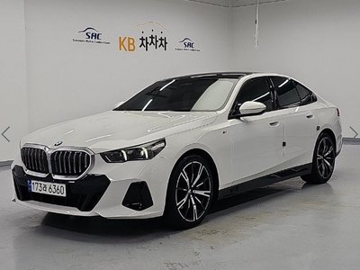 2023 BMW 5 SERIES photo 1