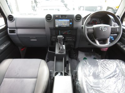 TOYOTA LAND CRUISER 70 - 7