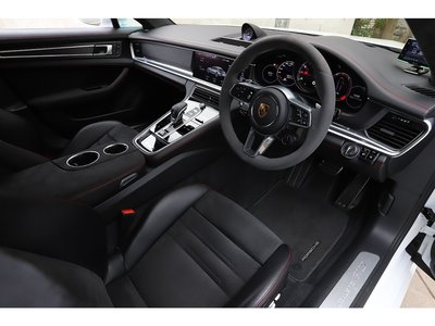 2019 Porsche PANAMERA photo 9