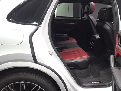 2025 Porsche CAYENNE thumbnail 12