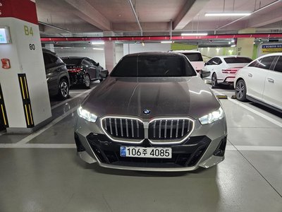 2025 BMW 5 SERIES 照片 1
