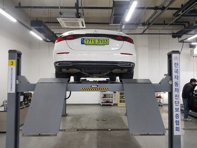 MERCEDES-BENZ E-CLASS - 2