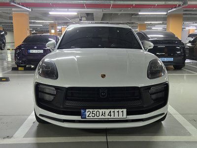 PORSCHE MACAN - 1