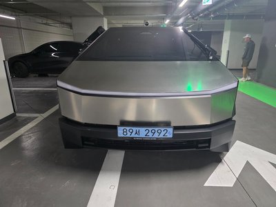 TESLA CYBERTRUCK - 1
