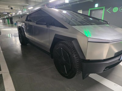 TESLA CYBERTRUCK - 2