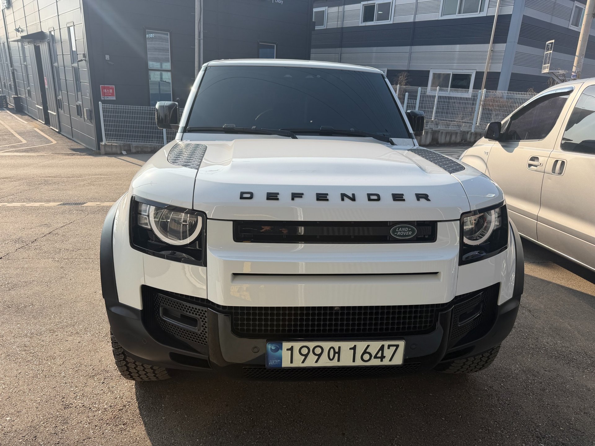 LAND ROVER DEFENDER - View 1