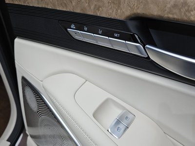 2021 Genesis G90 — миниатюра 18