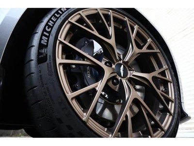 ASTON MARTIN DB12 - 9