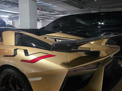 LAMBORGHINI AVENTADOR - 1