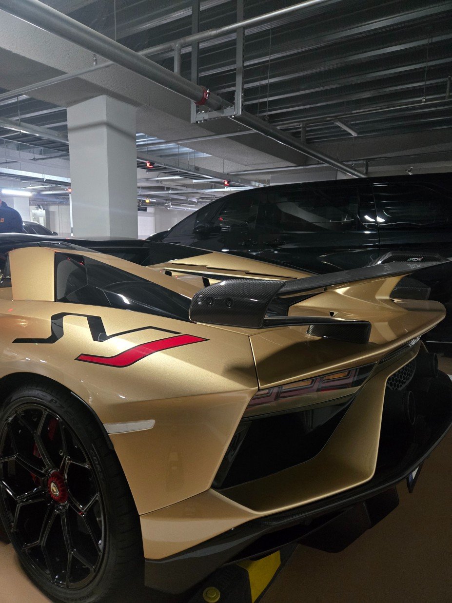 LAMBORGHINI AVENTADOR - View 1