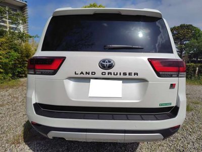 TOYOTA LAND CRUISER - 7