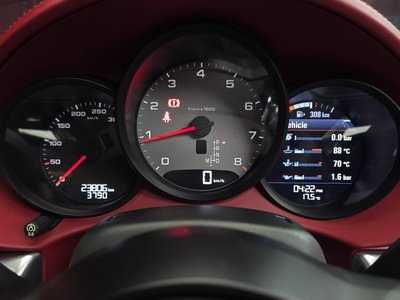 PORSCHE 718 BOXSTER - 8