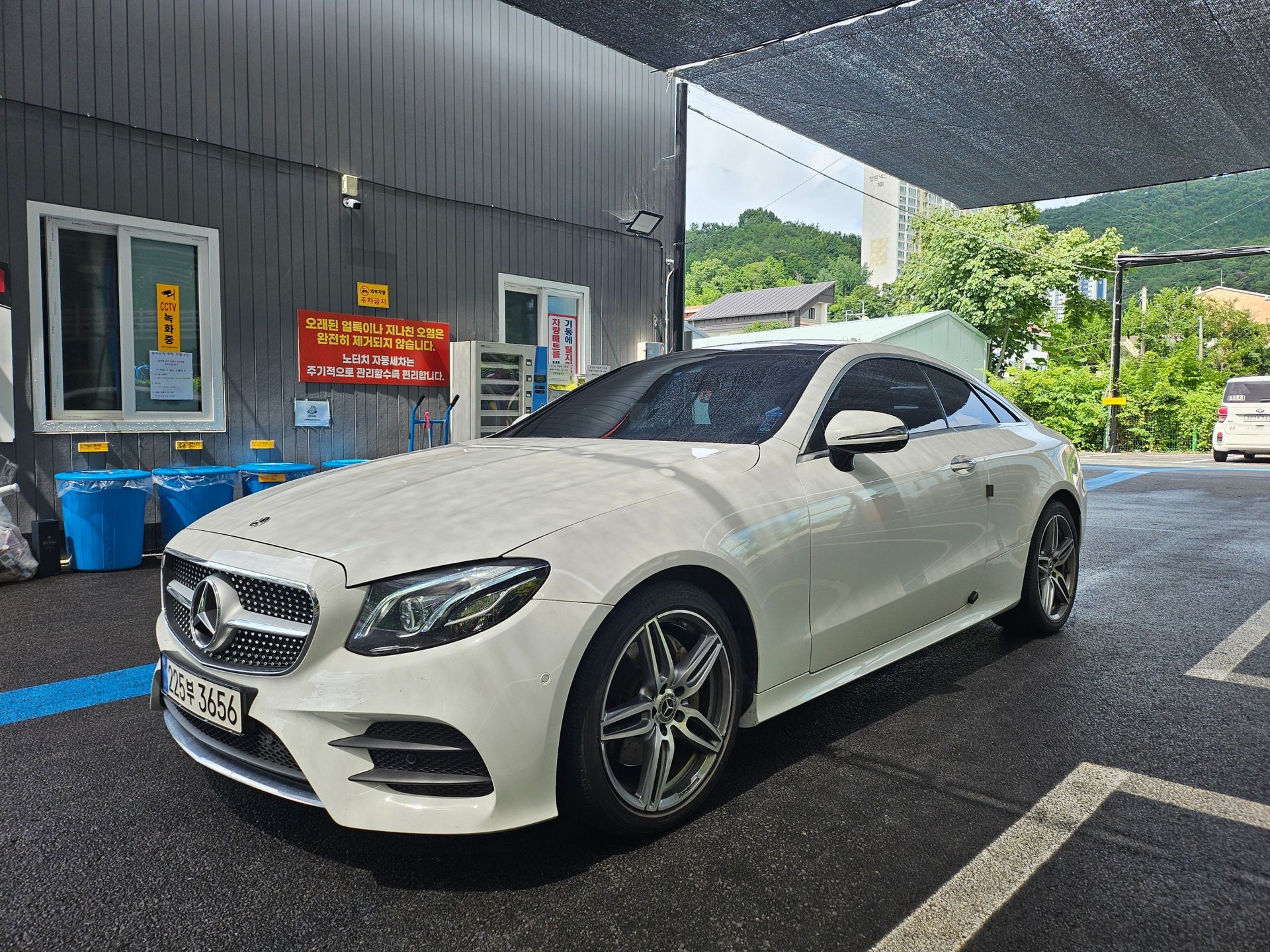 MERCEDES-BENZ E-CLASS - View 1