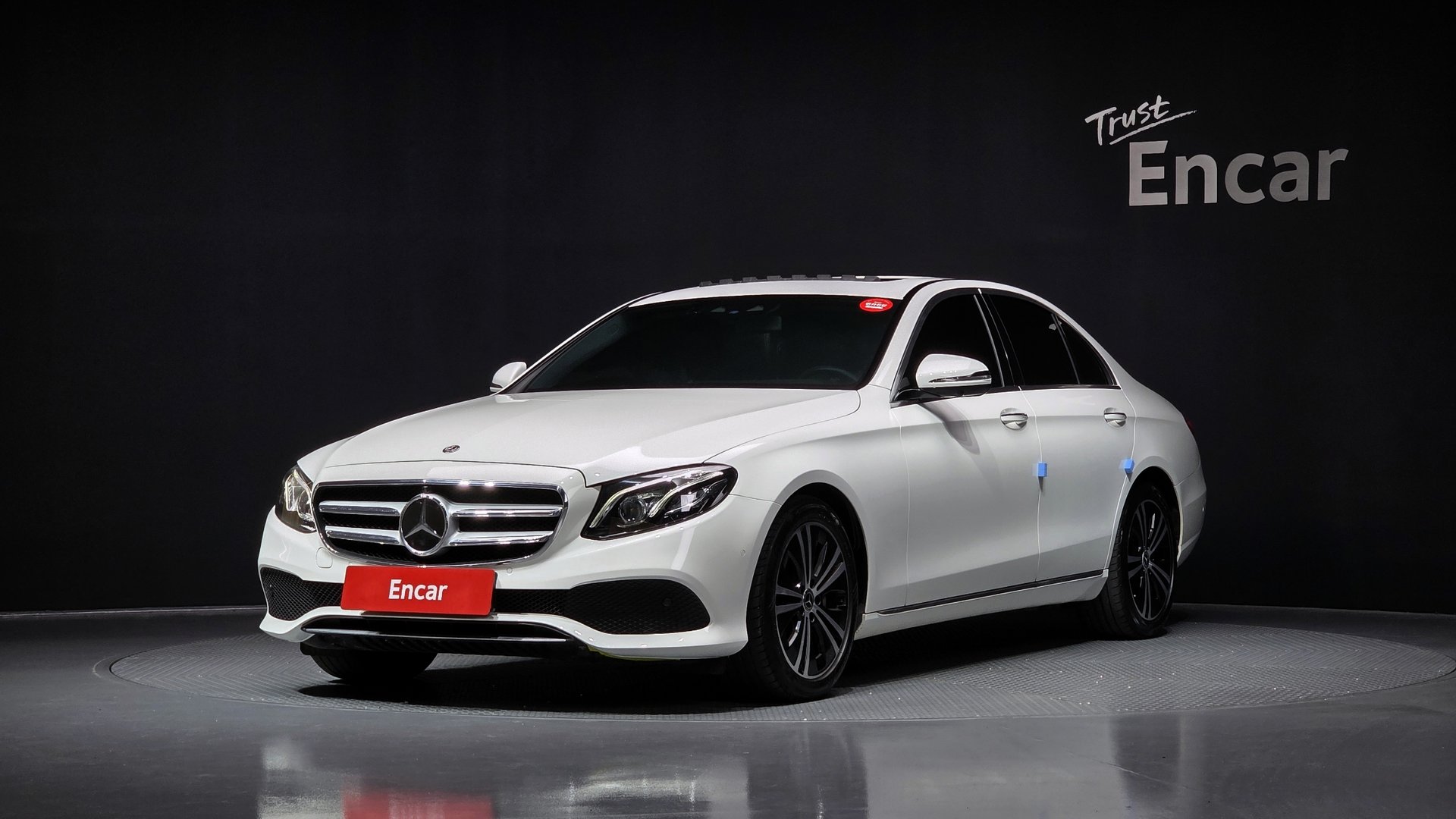 MERCEDES-BENZ E-CLASS - View 1