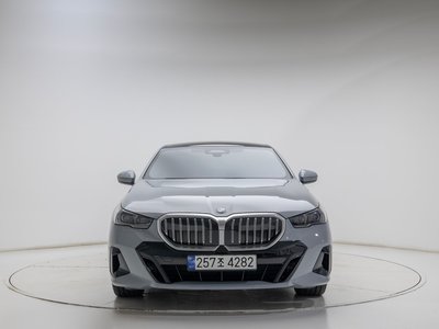 2024 BMW 5 SERIES — фото 2