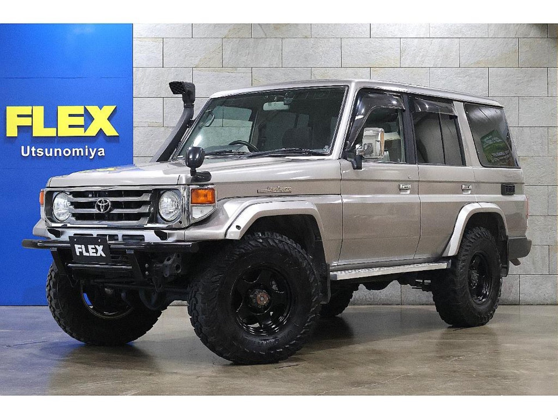 TOYOTA LAND CRUISER 70 - View 1