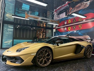 LAMBORGHINI AVENTADOR - 1