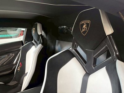 LAMBORGHINI AVENTADOR - 4