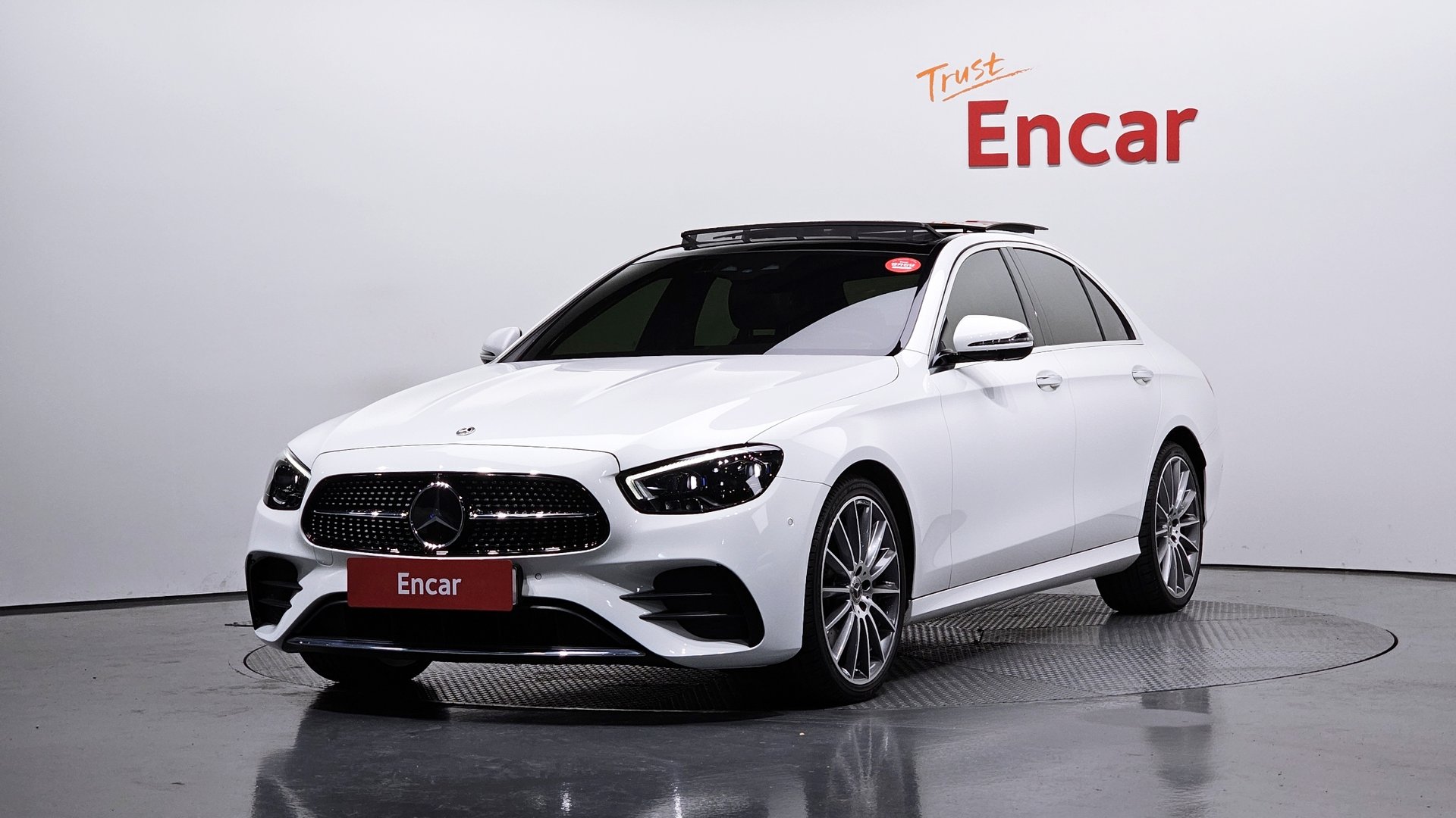 MERCEDES-BENZ E-CLASS - View 1