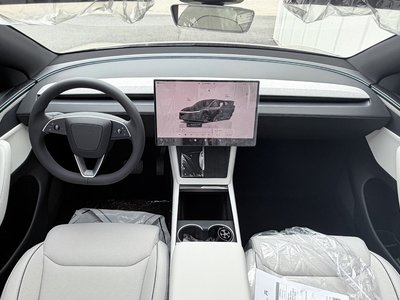 TESLA MODEL Y - 7