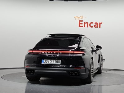 2025 Porsche PANAMERA photo 4
