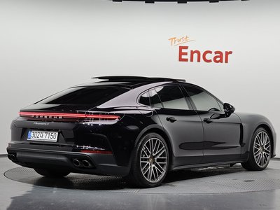 2025 Porsche PANAMERA photo 3
