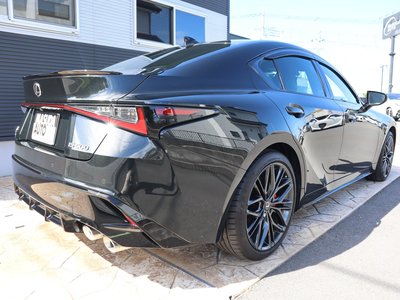 صورة 7 لـ 2025 Lexus IS