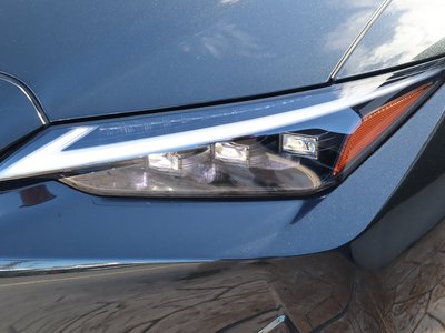 2025 Lexus IS — миниатюра 22