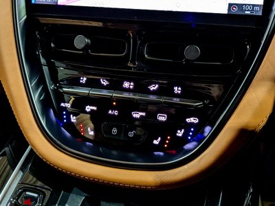 2021 Aston Martin DBX — миниатюра 34