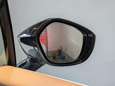 2021 Aston Martin DBX — миниатюра 39