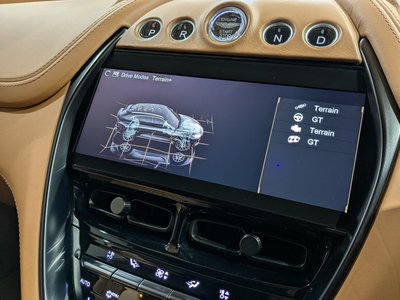 2021 Aston Martin DBX — миниатюра 32