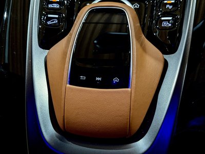 2021 Aston Martin DBX — миниатюра 36